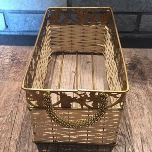 Metal grapevine basket